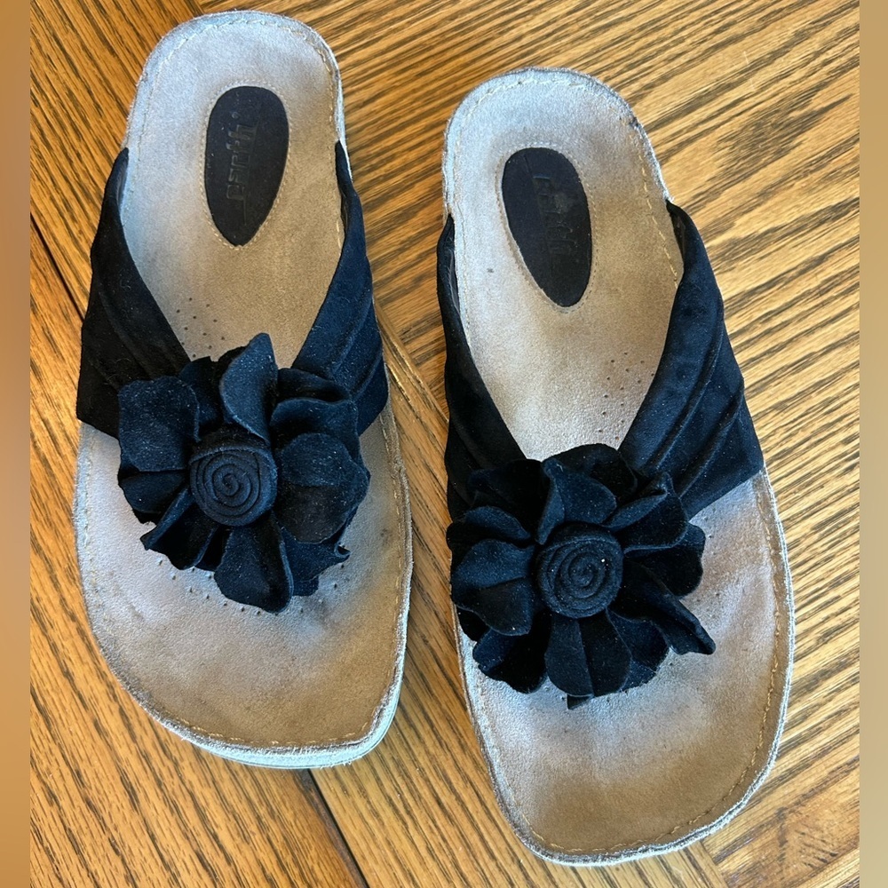 Earth Origins Black Leather Flower Sandals Comfortable Foot Support. Size 8
